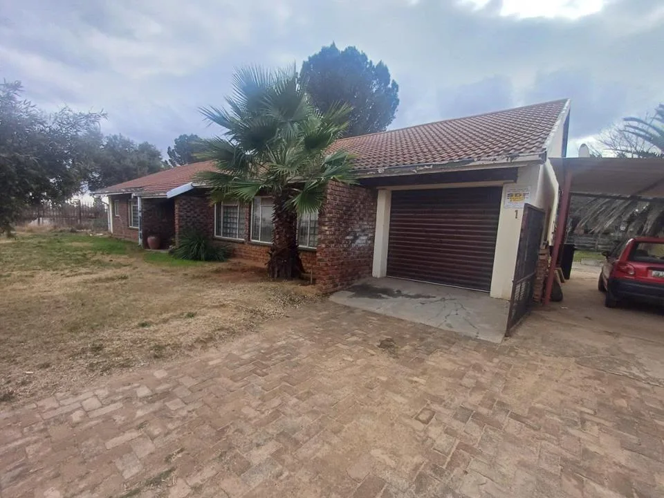 3 Bedroom House for sale in Roosheuwel