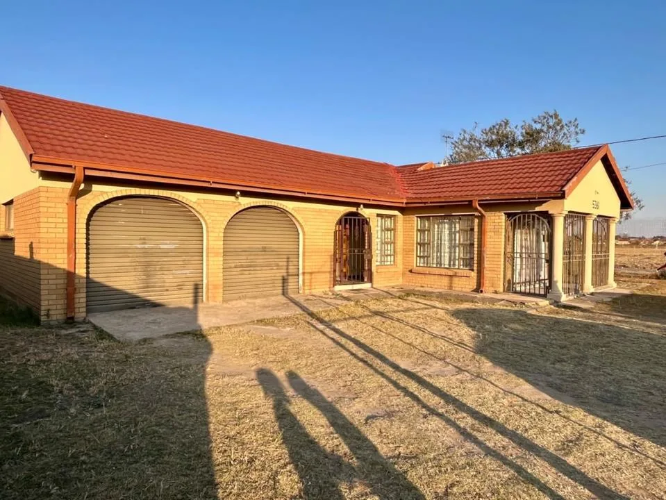 4 Bedroom House for sale in Madadeni D