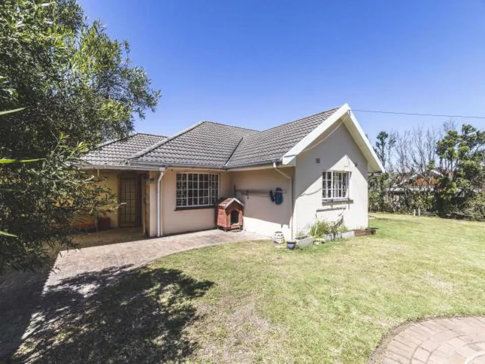 4 Bedroom House for sale in Beacon Bay