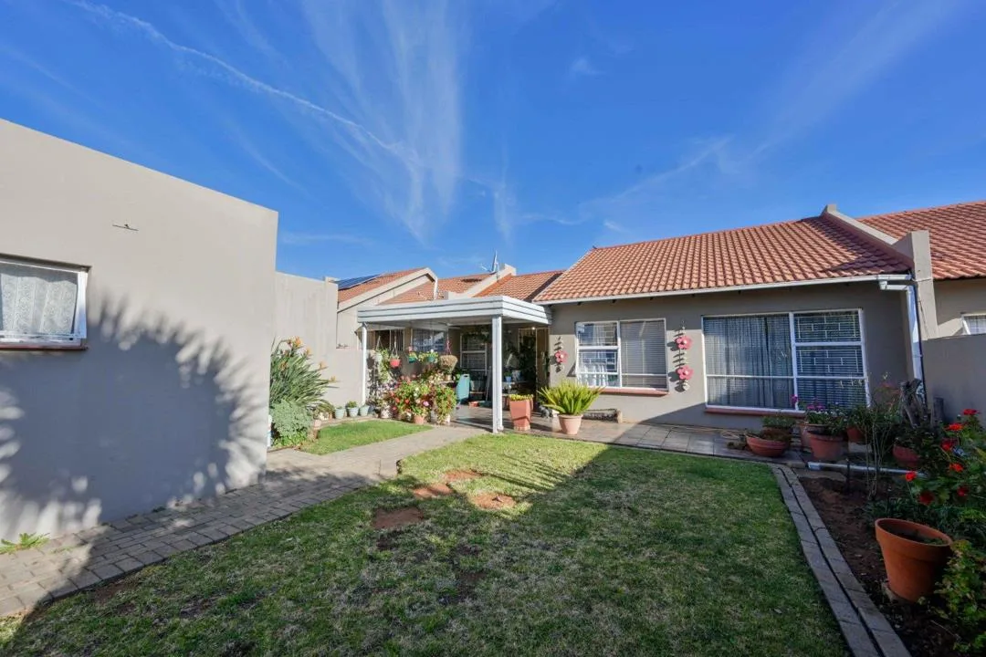 3 Bedroom Townhouse for sale in Langenhovenpark