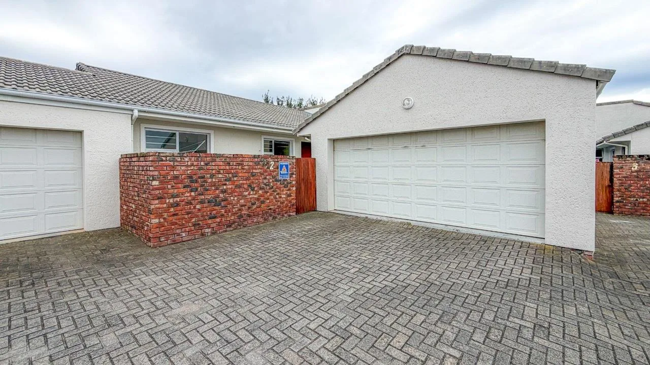 3 Bedroom Townhouse for sale in Gonubie