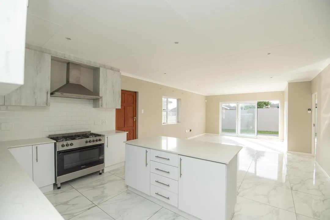 3 Bedroom Townhouse for sale in Glenroy Park