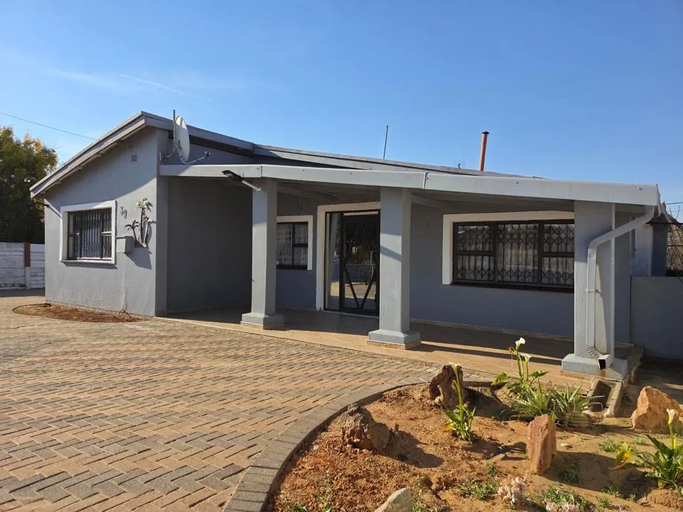 3 Bedroom House for sale in Ross Kent North
