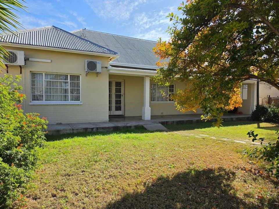 4.5 Bedroom House for sale in Graaff-Reinet