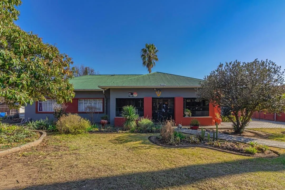 4 Bedroom House for sale in Suidrand