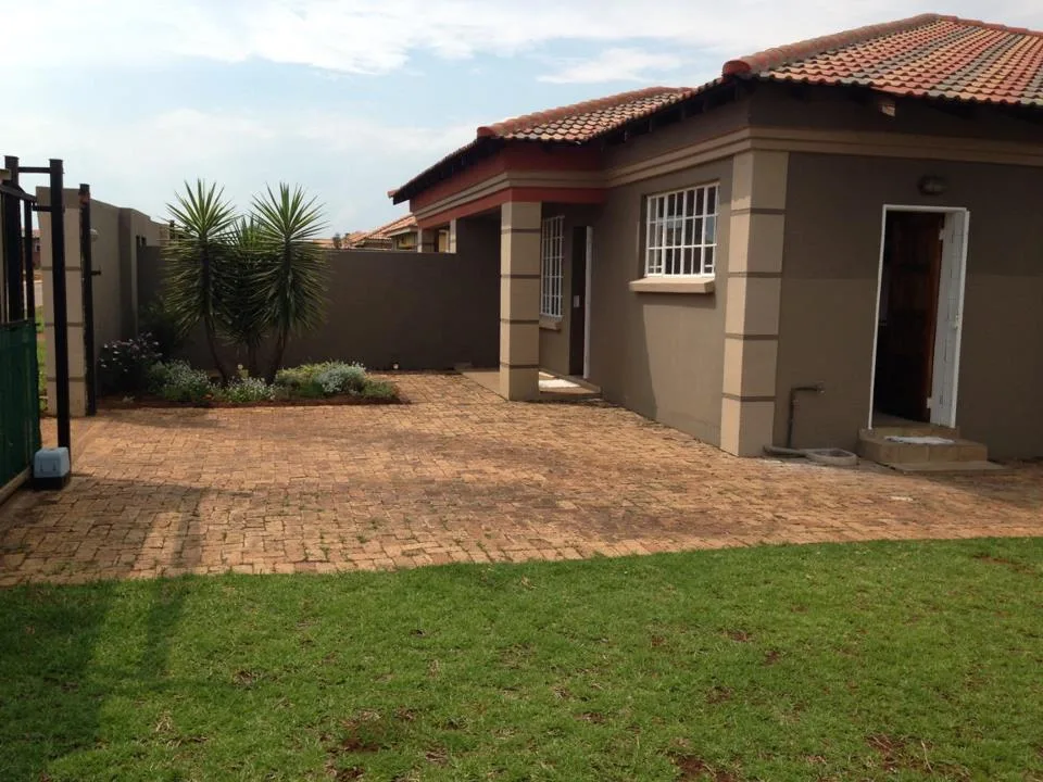 3 Bedroom Townhouse to rent in Aerorand