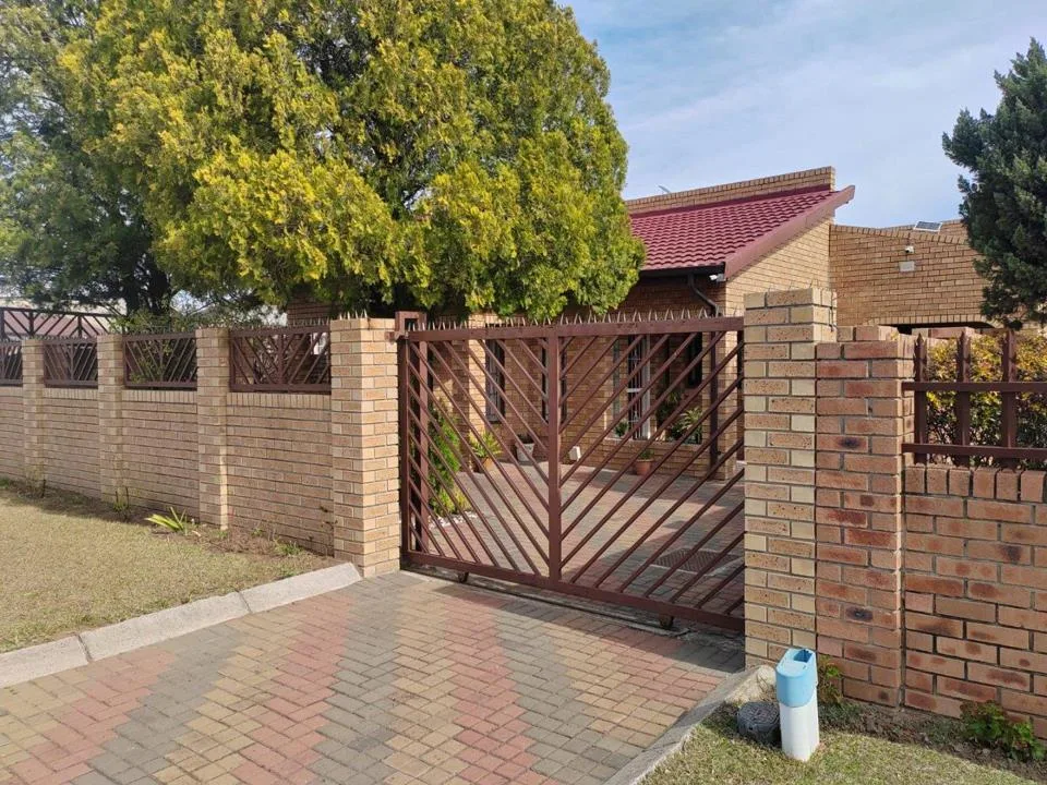 4 Bedroom House for sale in Fernwood