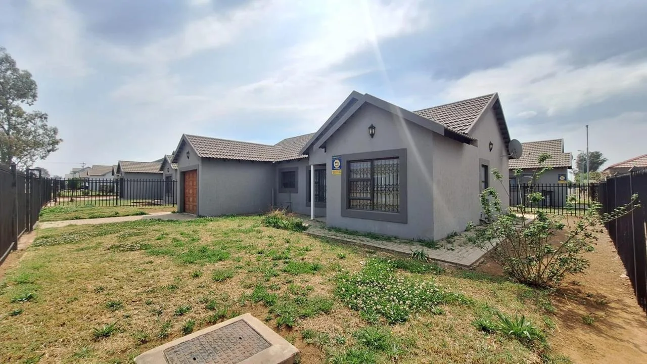 3 Bedroom House for sale in Heidedal