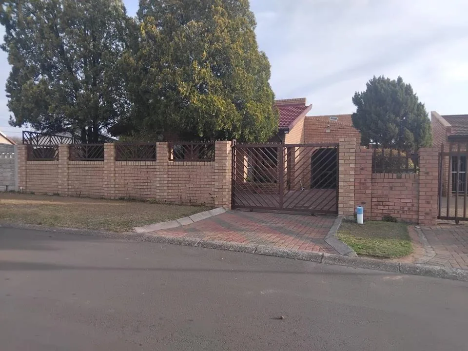 4 Bedroom House for sale in Lennoxton