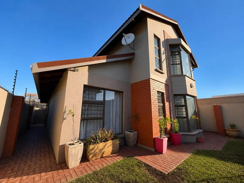 3 Bedroom Townhouse for sale in Universitas