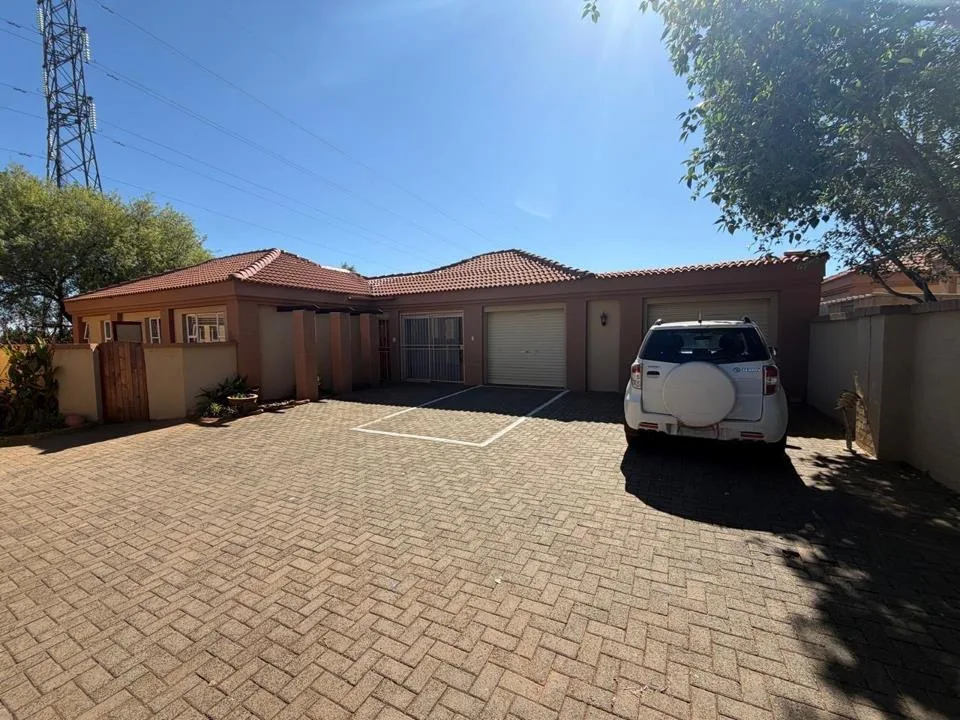 3 Bedroom Townhouse for sale in Langenhovenpark