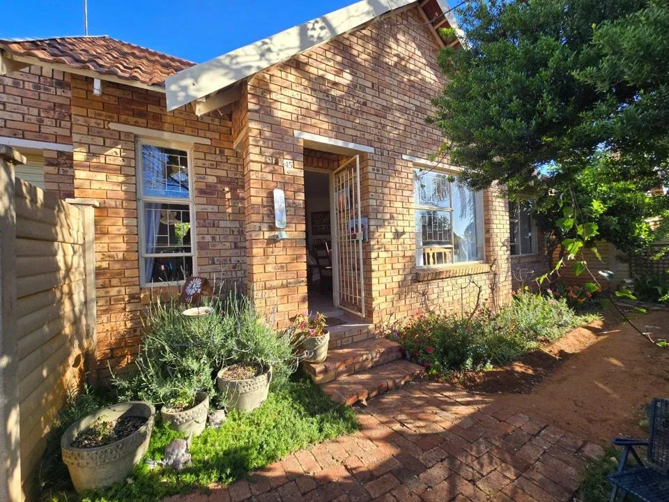 2 Bedroom Townhouse for sale in Langenhovenpark