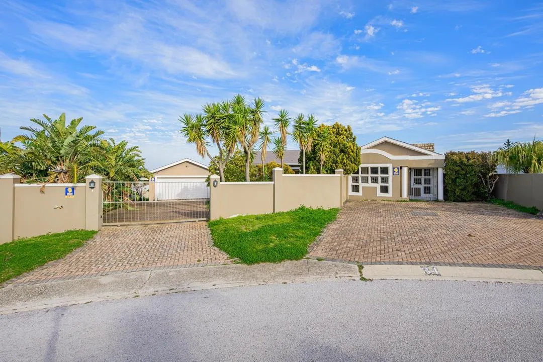 4 Bedroom House for sale in Mangold Park