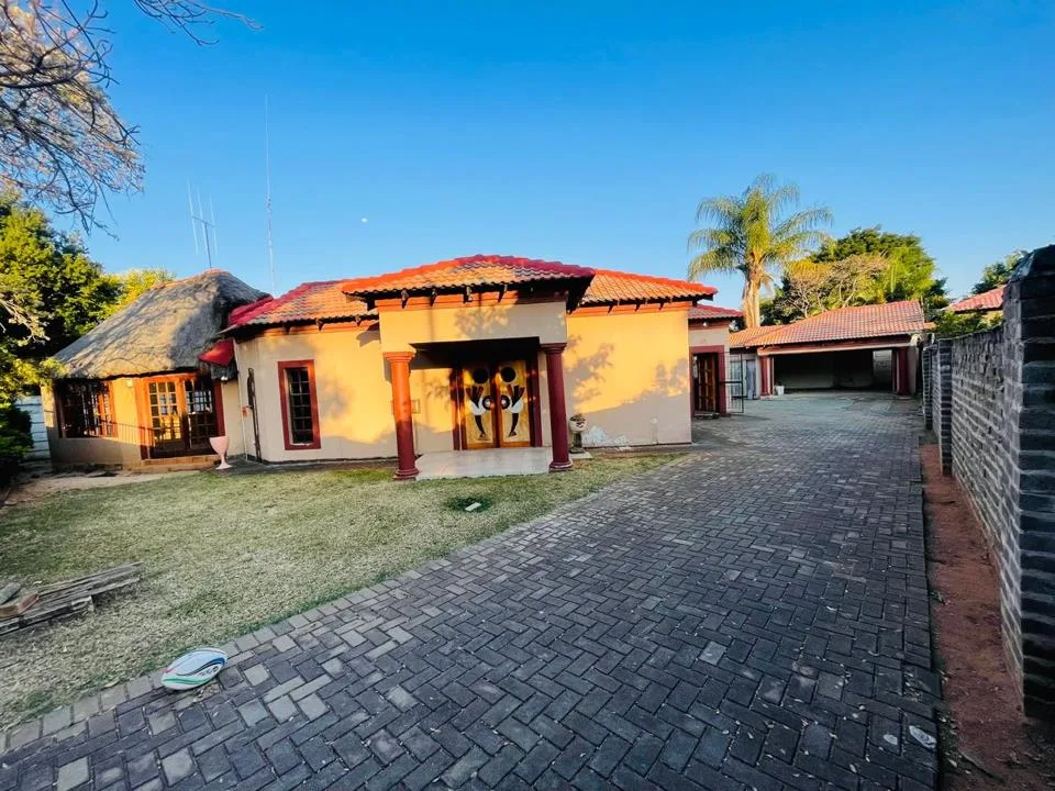 3 Bedroom House for sale in Geelhoutpark