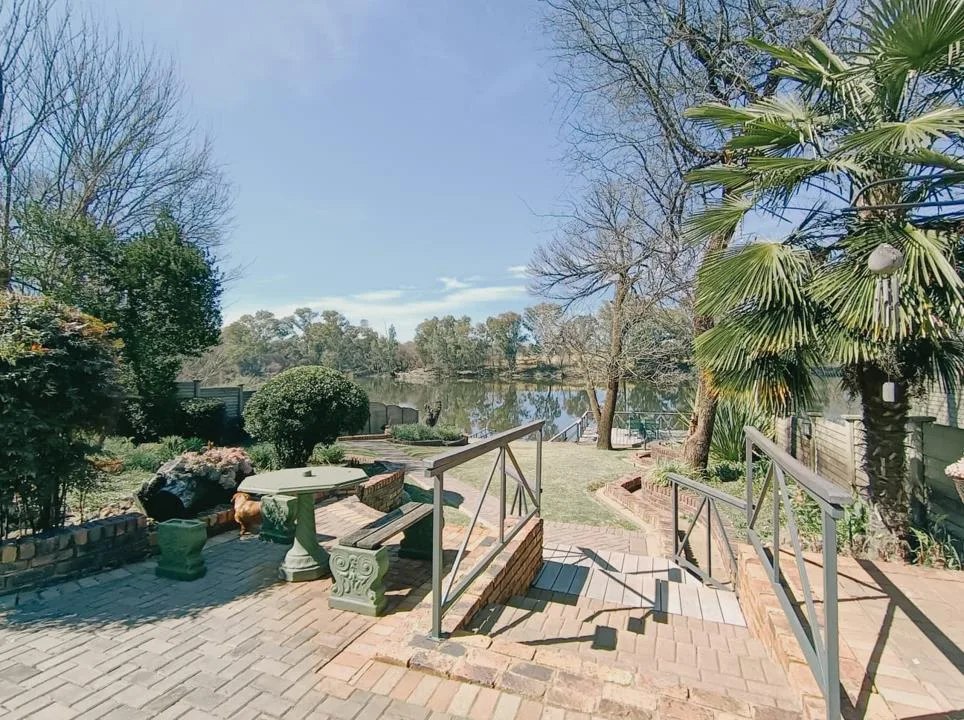 3 Bedroom House for sale in Lindequesdrif