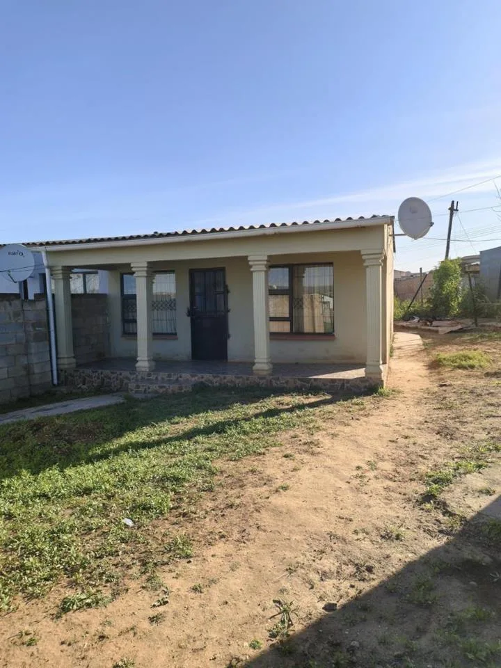 2 Bedroom House for sale in Langa Phase 2