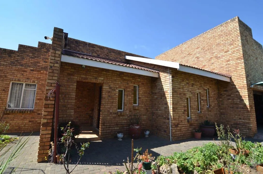 4 Bedroom House for sale in La Provance