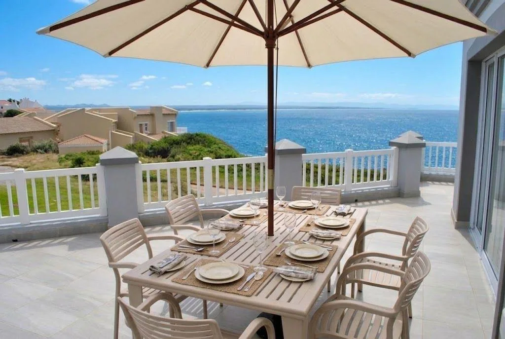 7 Bedroom House for sale in Santareme