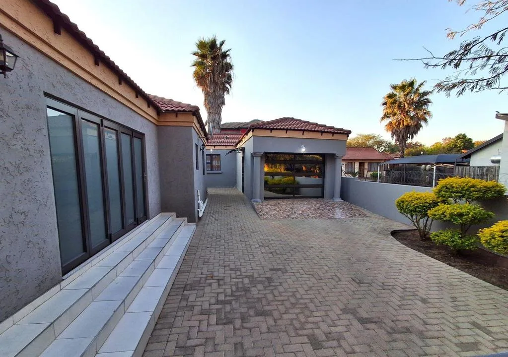 3 Bedroom House for sale in Elandsrand