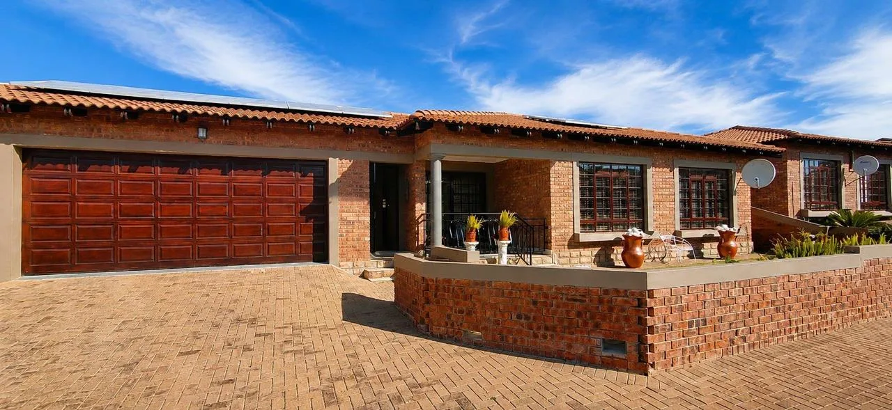 2 Bedroom Townhouse for sale in Dan Pienaar