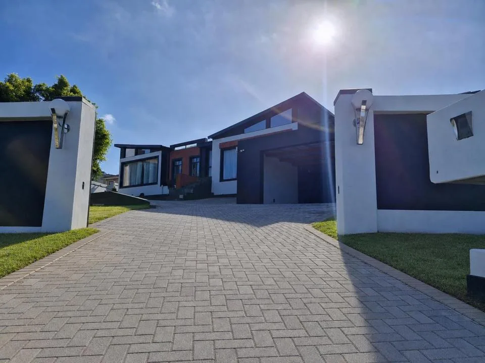 4 Bedroom House for sale in Lovemore Heights