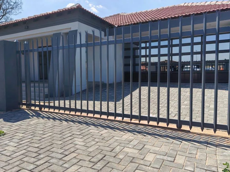 3 Bedroom House for sale in Bendor Meadows