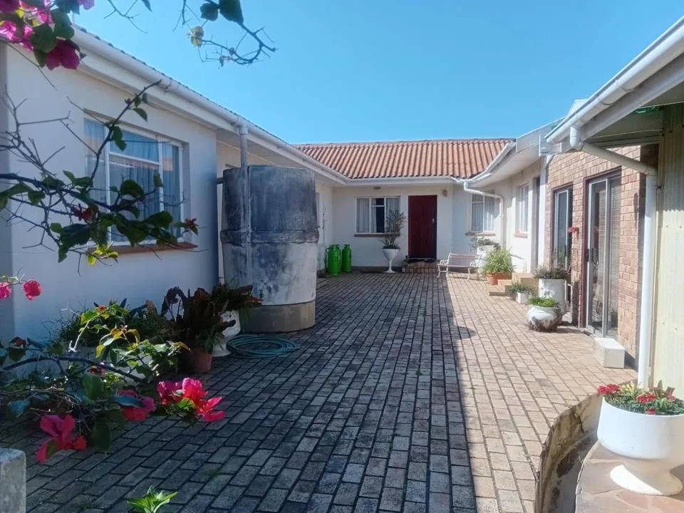 5 Bedroom House for sale in Humansdorp