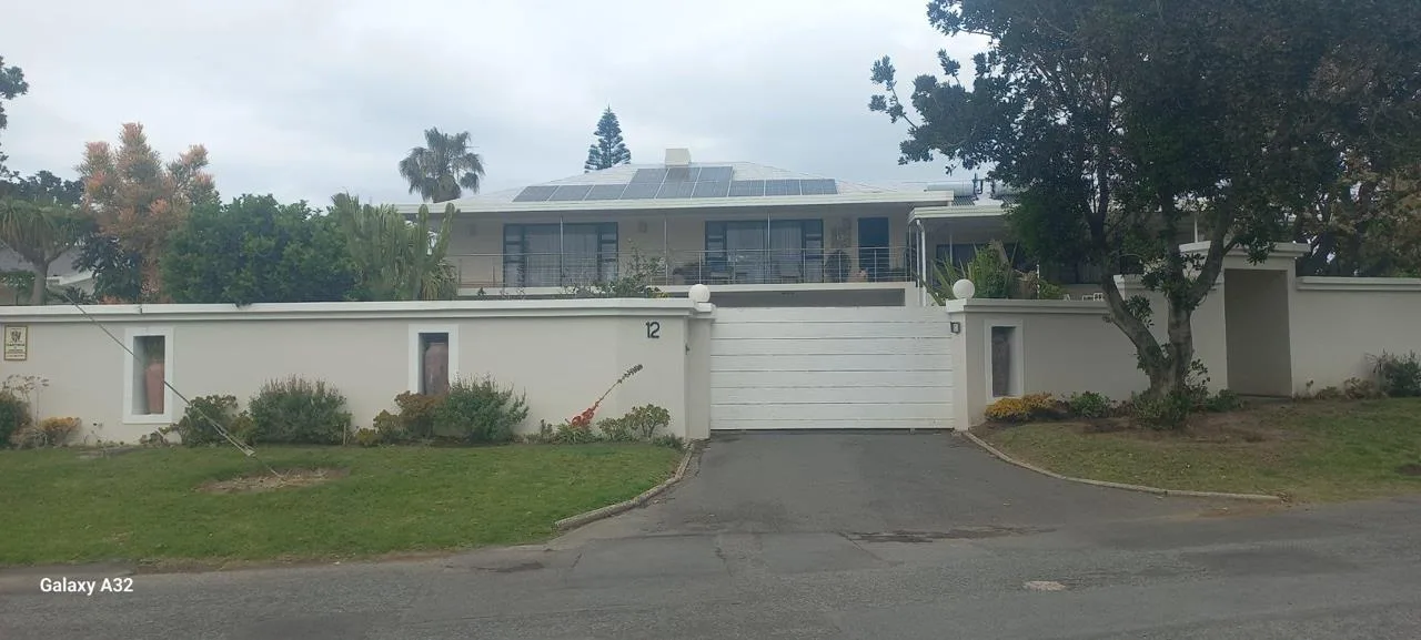 6 Bedroom House for sale in Gonubie