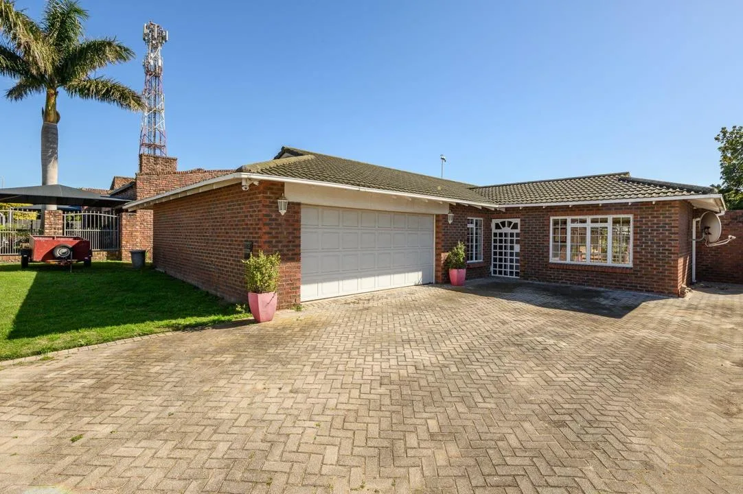 4 Bedroom House for sale in Charlo