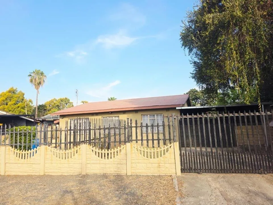 4 Bedroom House for sale in Oos Einde