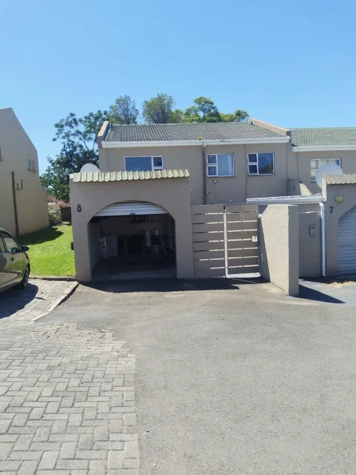 3 Bedroom Townhouse for sale in Amalinda