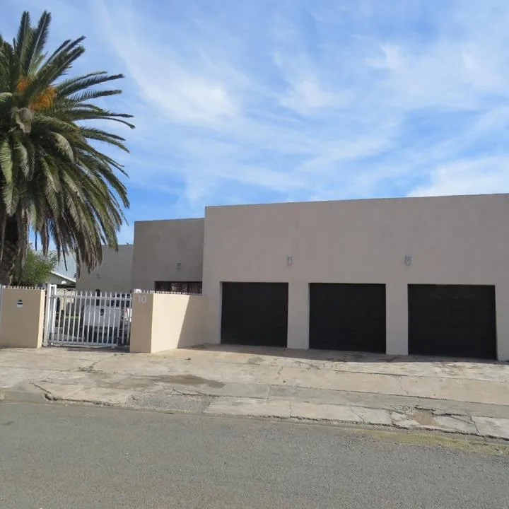 3 Bedroom House for sale in Laurie Dashwood Park