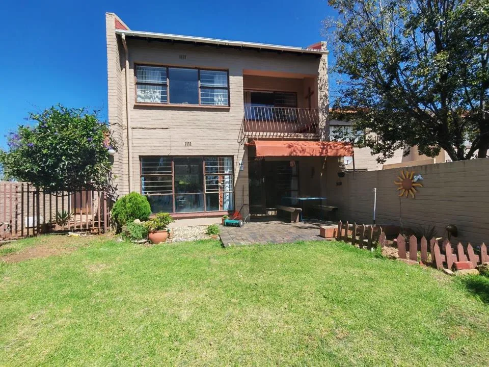 3 Bedroom Townhouse for sale in Jan Cilliers Park