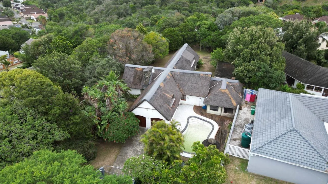 4 Bedroom House for sale in Bonza Bay