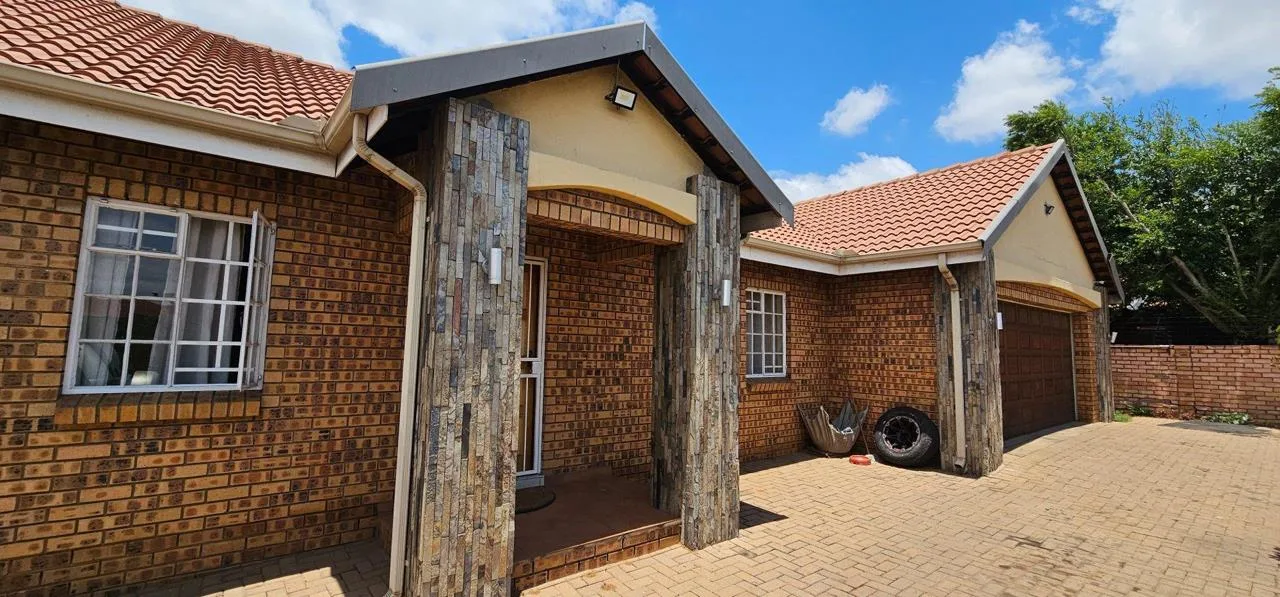3 Bedroom House to rent in Aerorand South