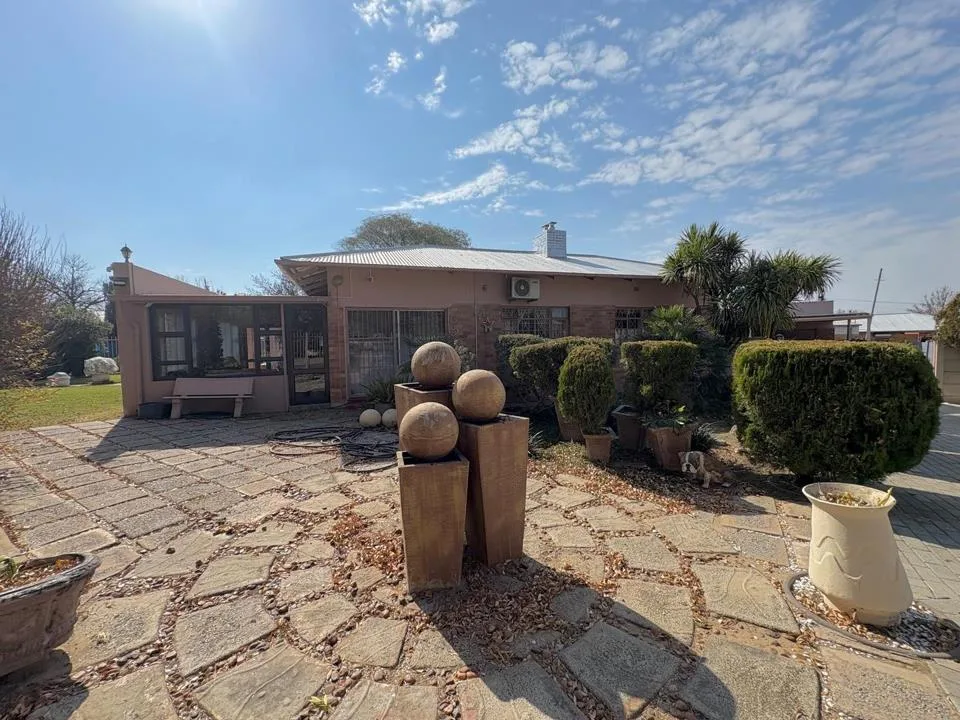 3 Bedroom House for sale in Kroonheuwel