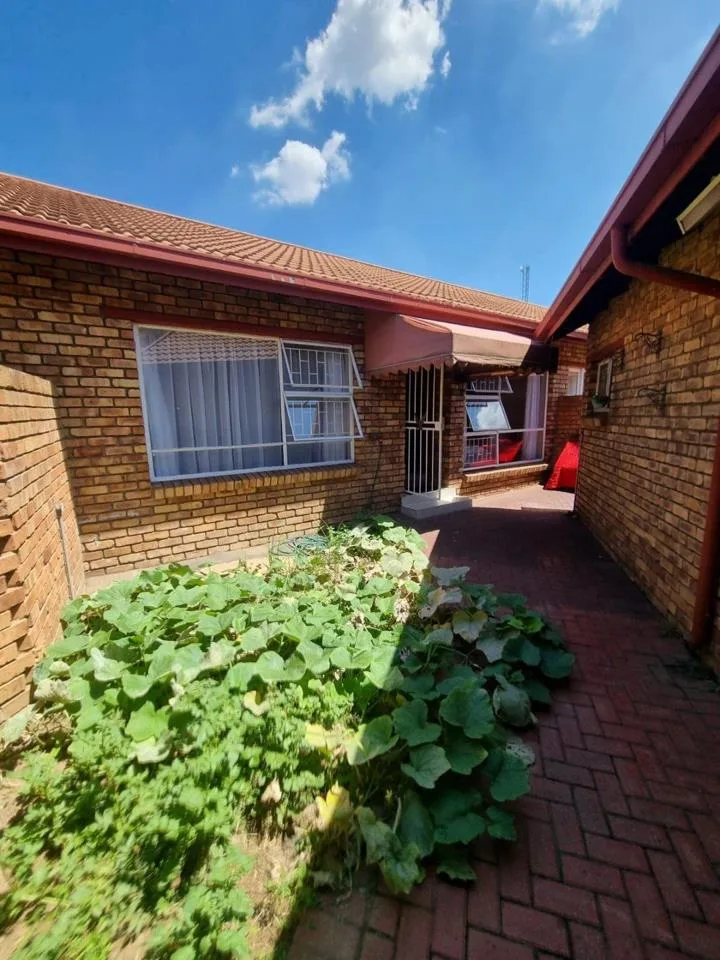 2 Bedroom Townhouse for sale in Vanderbijlpark CW 3