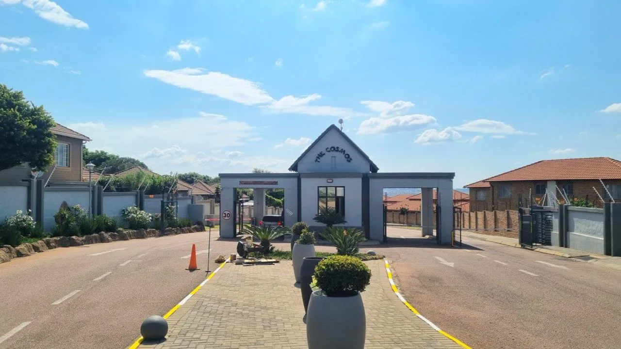 2 Bedroom Townhouse for sale in Kosmosdal