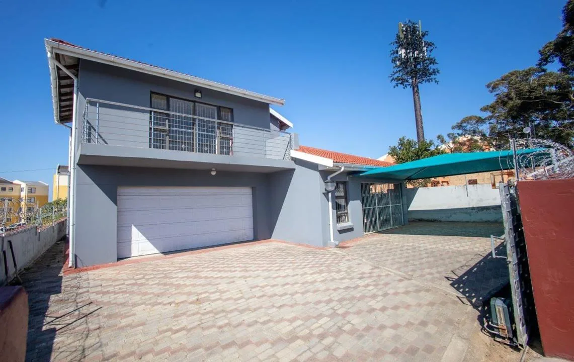4 Bedroom House for sale in Amalinda