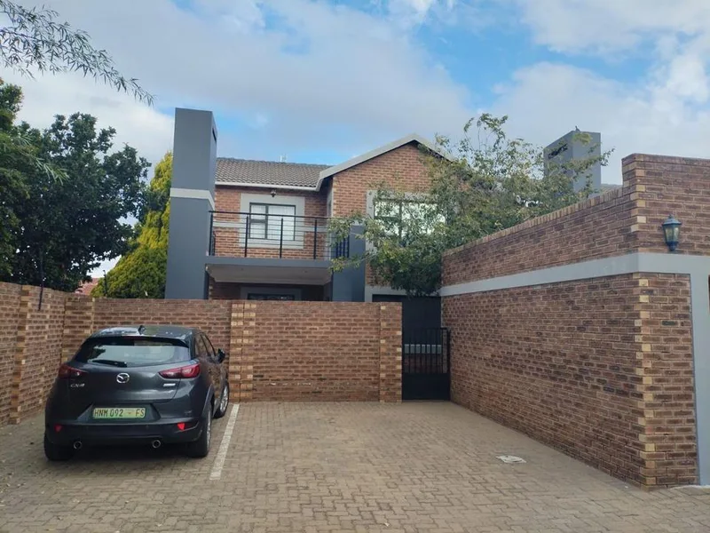 3 Bedroom Townhouse for sale in Heuwelsig