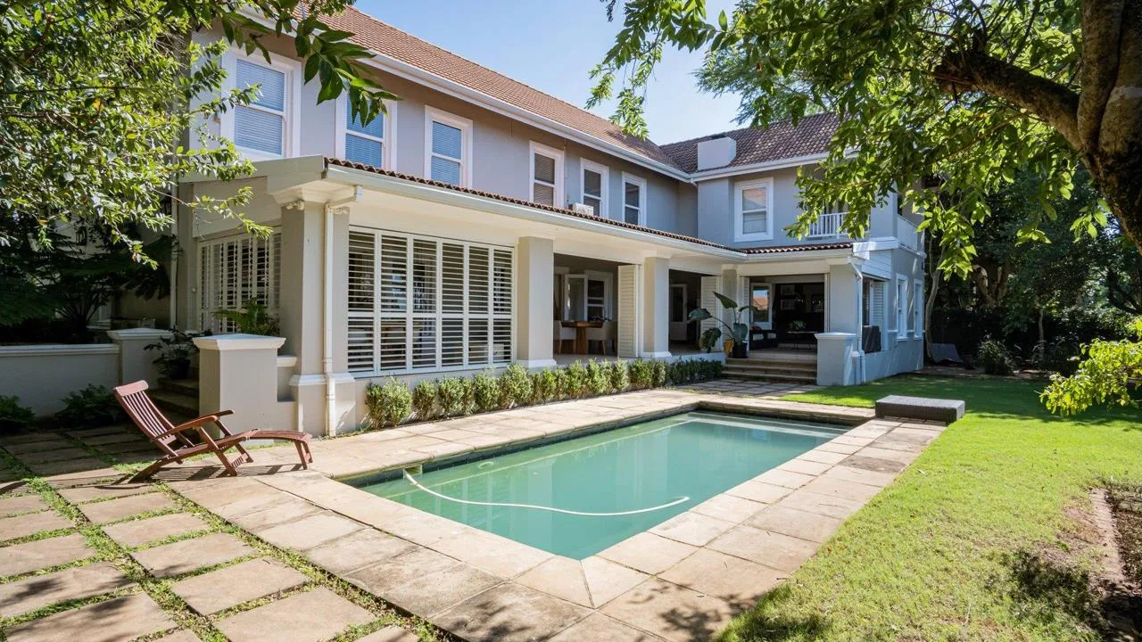 6 Bedroom House for sale in La Lucia