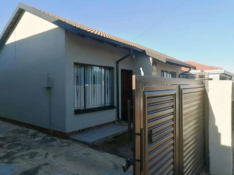 2 Bedroom House for sale in Protea Glen