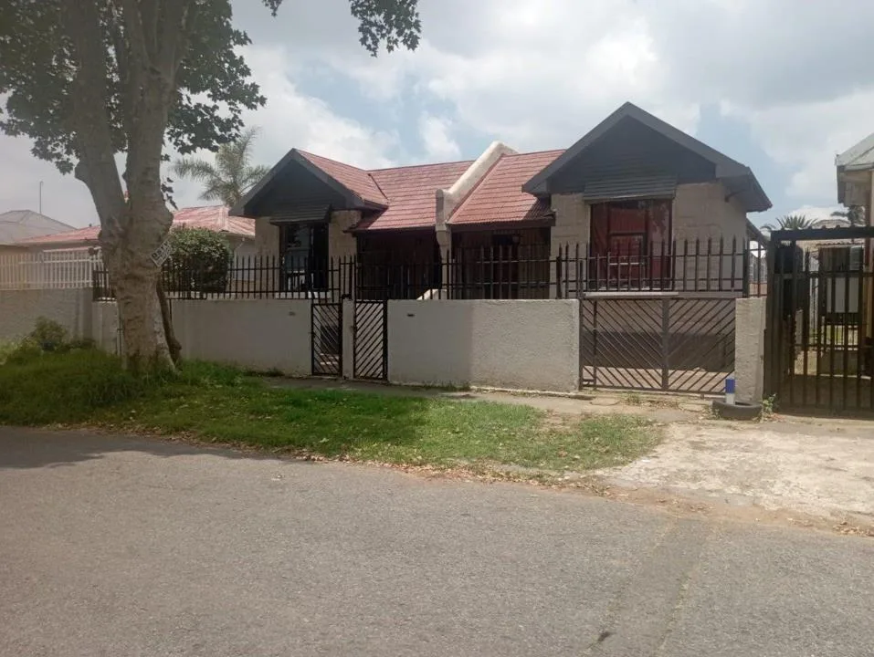 6 Bedroom House for sale in Kenilworth