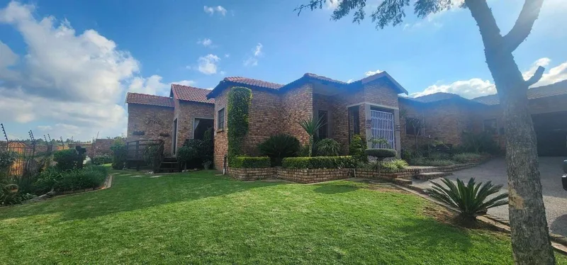 3 Bedroom House for sale in Hoeveld Park