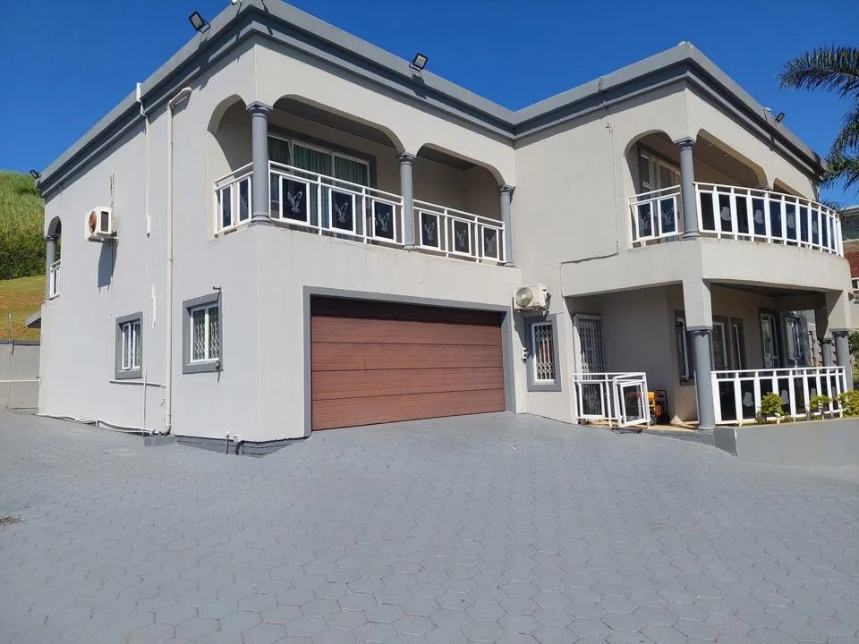 8 Bedroom House for sale in La Mercy