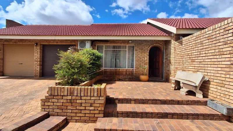4 Bedroom House in El Toro Park