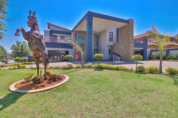 5 Bedroom House for sale in Helderwyk