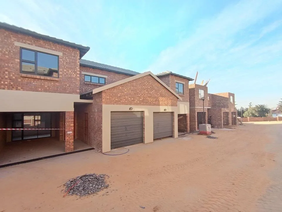3 Bedroom Townhouse for sale in Die Heuwel Ext 2
