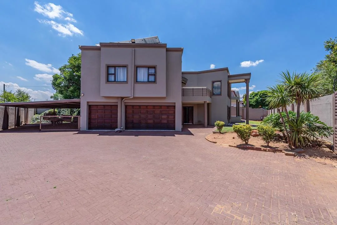 6 Bedroom House for sale in Bassonia