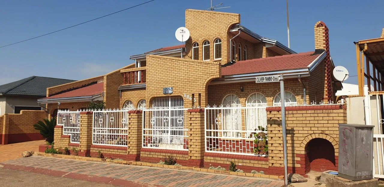 4 Bedroom House for sale in Mohlakeng